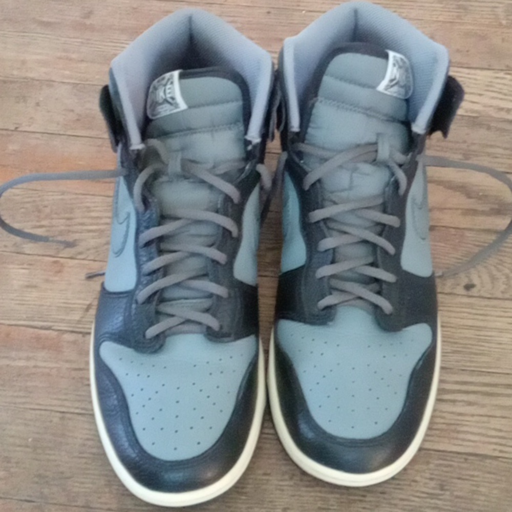 Nike retro dunks. "Fifty years of hip hop" Gray and black size 10.5